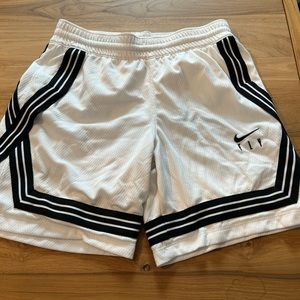 Nike fly JUNIORS basketball shorts-size Medium. Great condition